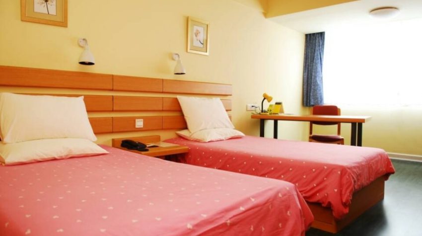 20191221/5dfe2ac970e5a.jpg 如家酒店客房床.jpg