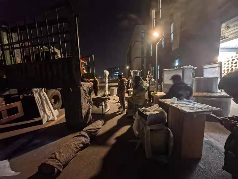 20220101/61cfbaa2ef797.jpg 工人深夜裝車發(fā)貨.jpg