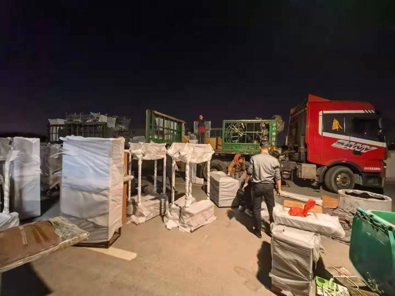 20220101/61cfbacee5247.jpg 財務(wù)核對火鍋桌椅數(shù)量.jpg