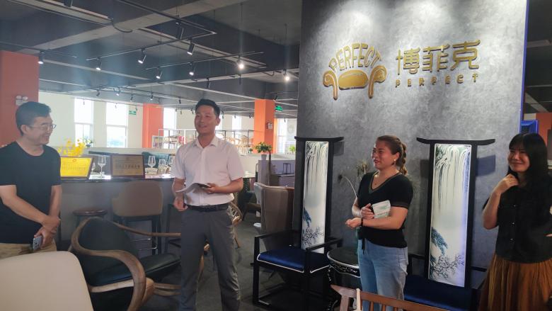 20230804/64cc9c22dc8cf.jpg 盧曲波經理講解餐桌椅基礎知識.jpg